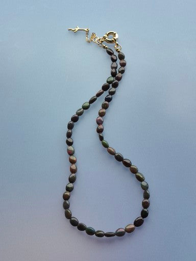 🌑 Élégance Mystique : Collier en Opale Noire & Plaqué Or