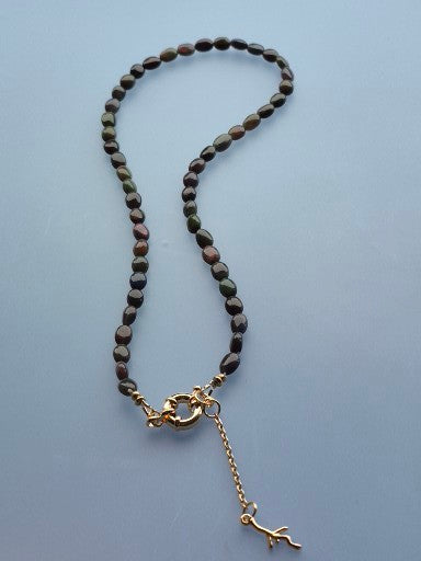 🌑 Élégance Mystique : Collier en Opale Noire & Plaqué Or