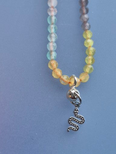 🌊 Collier "Lueur des Maldives" – Œil de Chat & Serpent