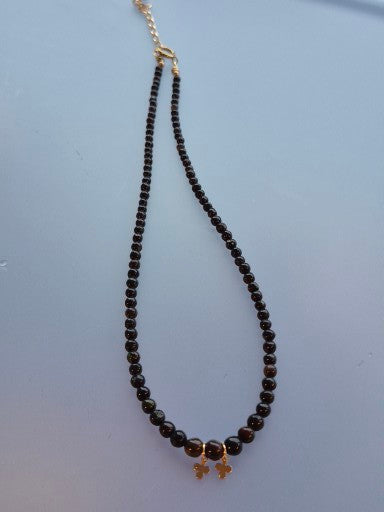🍀 Collier "Porte-Bonheur" – Opale Noire & Trèfles en Plaqué Or