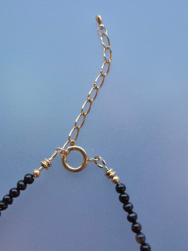 🍀 Collier "Porte-Bonheur" – Opale Noire & Trèfles en Plaqué Or